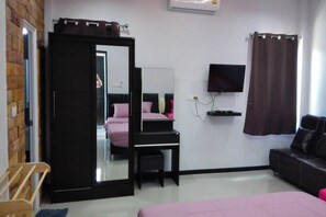 3 bedrooms, rollaway beds, free WiFi - Whale Pool Villa (Cha-am)