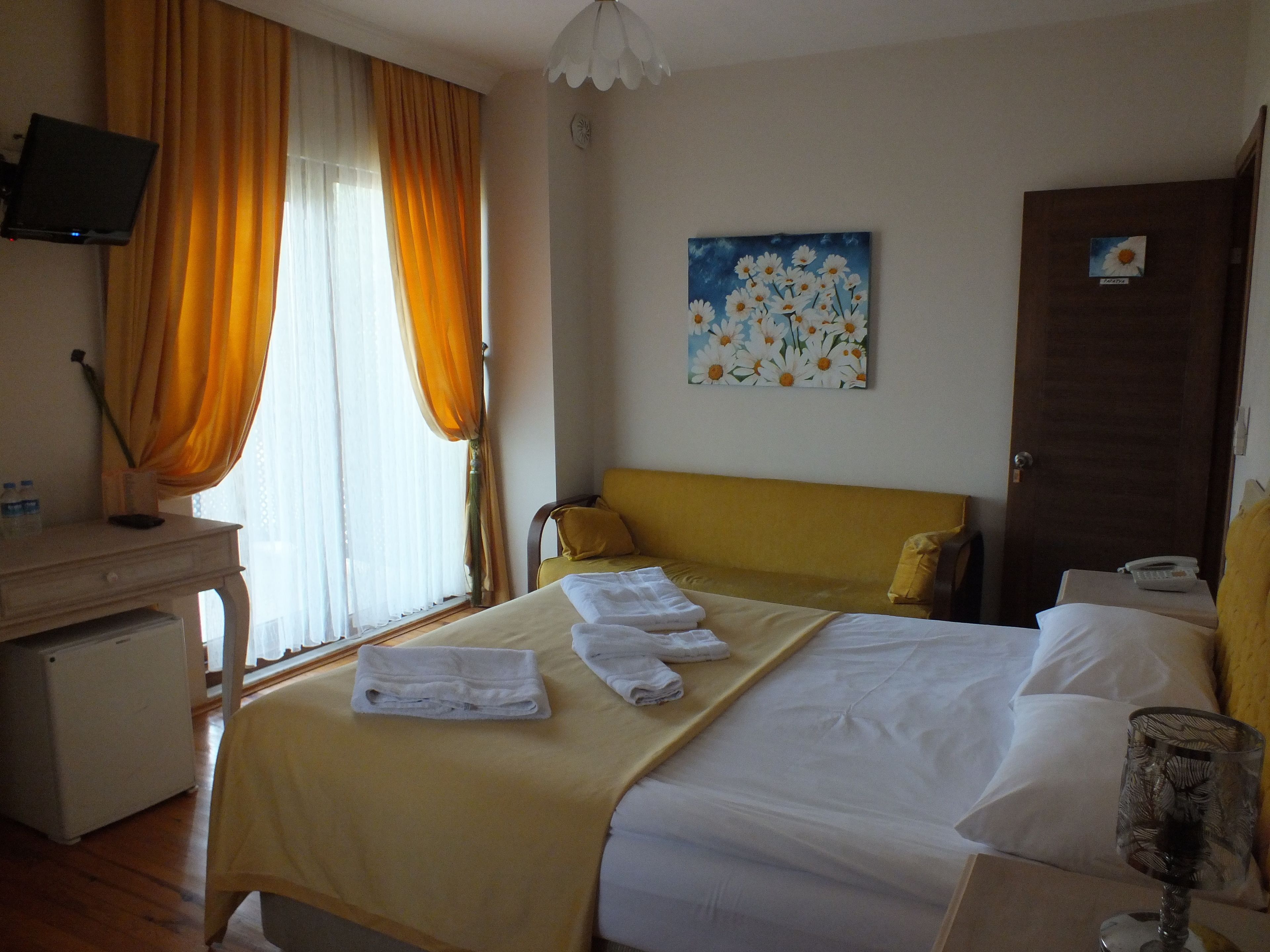 superior double room | minibar, desk, soundproofing, rollaway beds