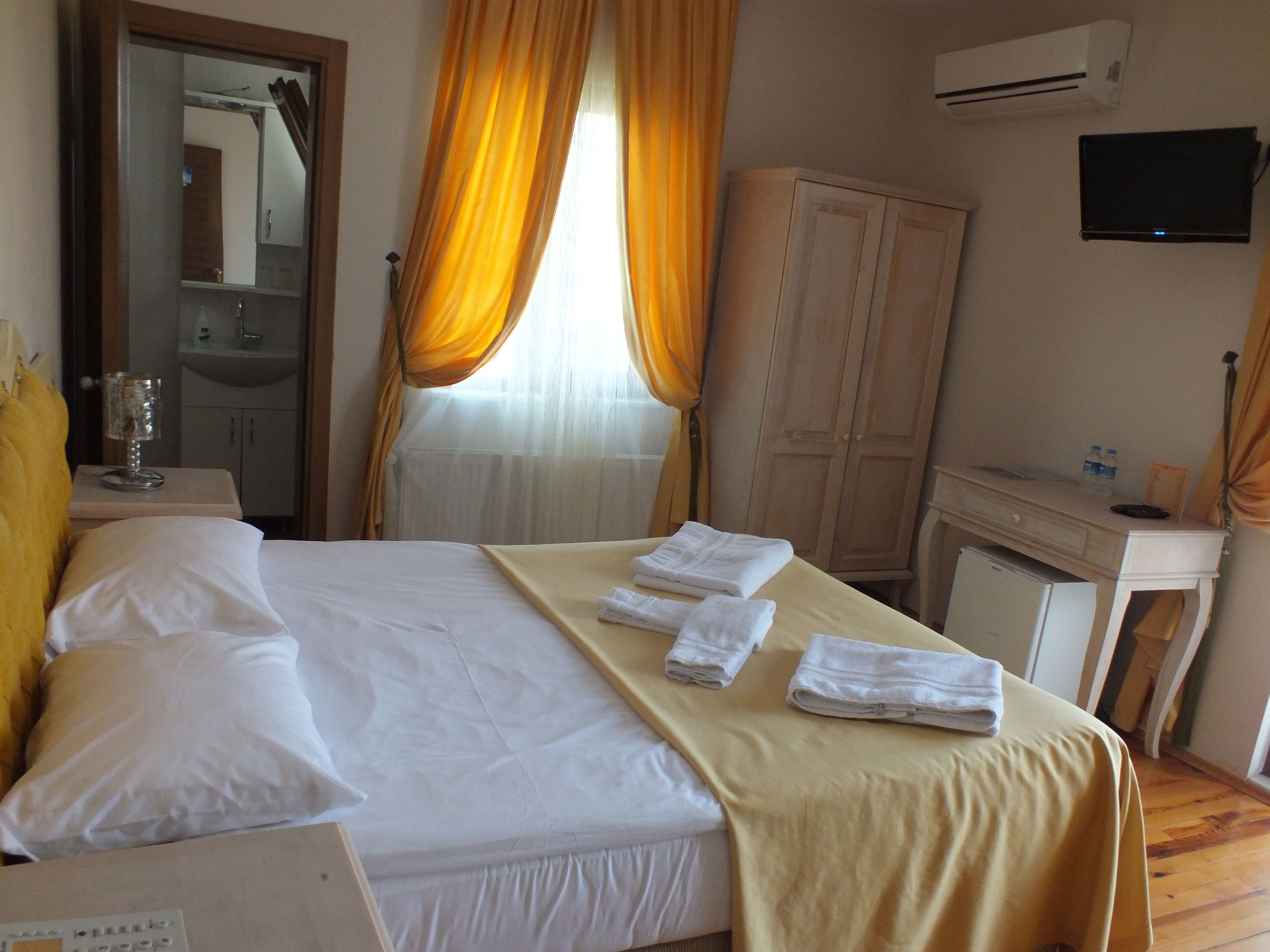 superior double room | minibar, desk, soundproofing, rollaway beds