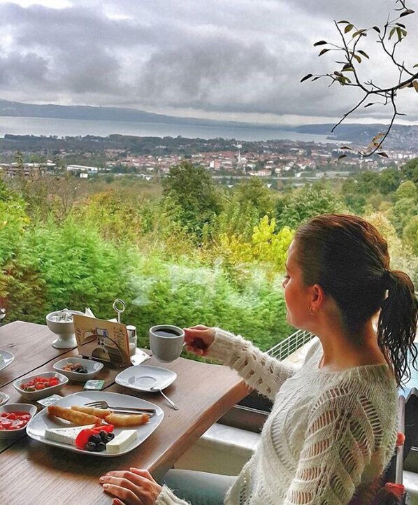 Petit déjeuner complet compris tous les jours
