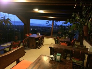 Petit déjeuner complet compris tous les jours