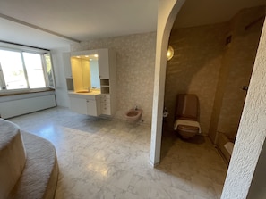 Appartement Classique, 4 chambres, vue montagne (add. final cleaning fee CHF 30) | Salle de bain | Douche, articles de toilette gratuits, serviettes fournies