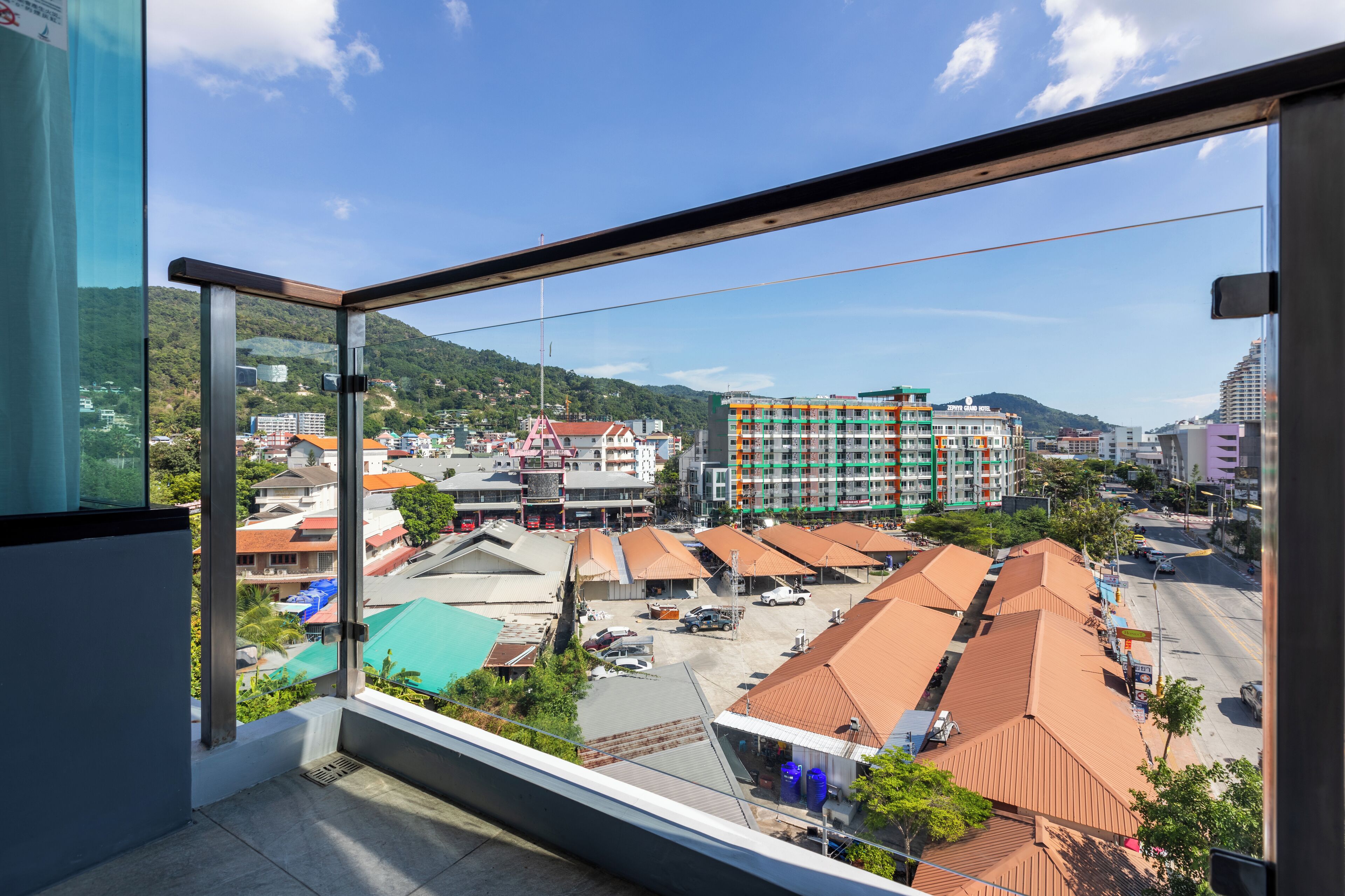 deluxe twin  | city view