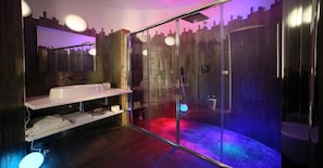 Dusche, kostenlose Toilettenartikel, Haartrockner, Bademäntel