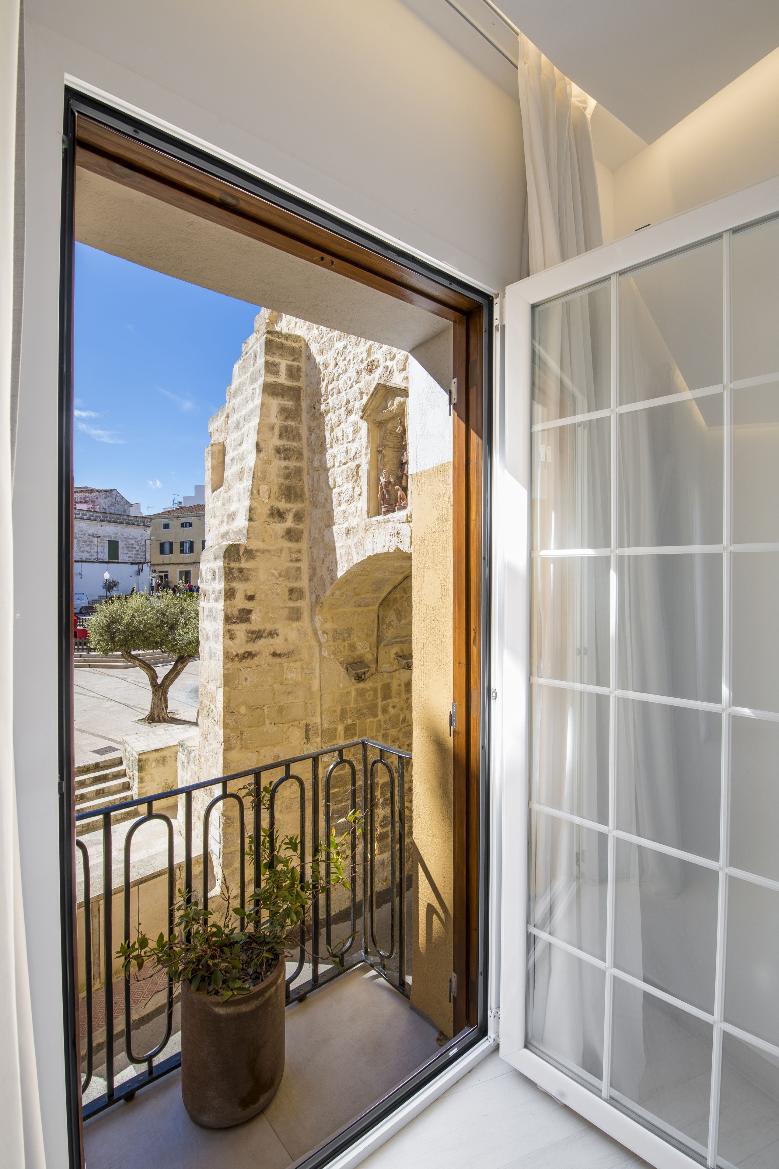 junior suite, 1 queen bed, hot tub, city view | street view