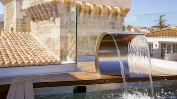 Ulkouima-allas, aurinkovarjoja, aurinkotuoleja