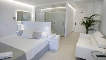 Junior-sviitti, 1 keskisuuri parisänky, poreamme, kaupunkinäköala | Untuvapeitot, minibaari (osa tuotteista ilmaisia), tallelokero huoneessa