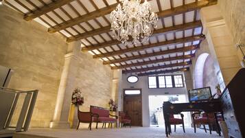 المنشأة من الداخل