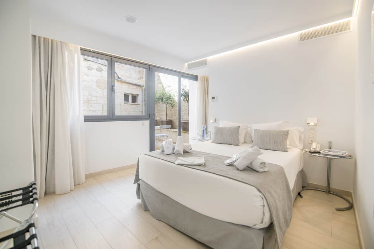Chambre supérieure, accessible aux personnes à mobilité réduite, patio | Couette en duvet, minibar contenant certains articles gratuits