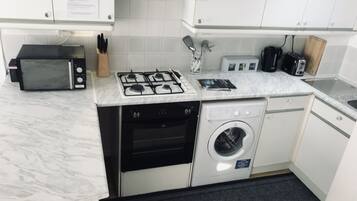 House, 1 Bedroom | Private kitchen | Fridge, microwave, oven, stovetop