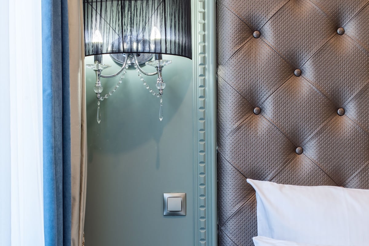 Signature Studio Suite, 1 King Bed | Hypo-allergenic bedding, desk, laptop workspace, blackout drapes