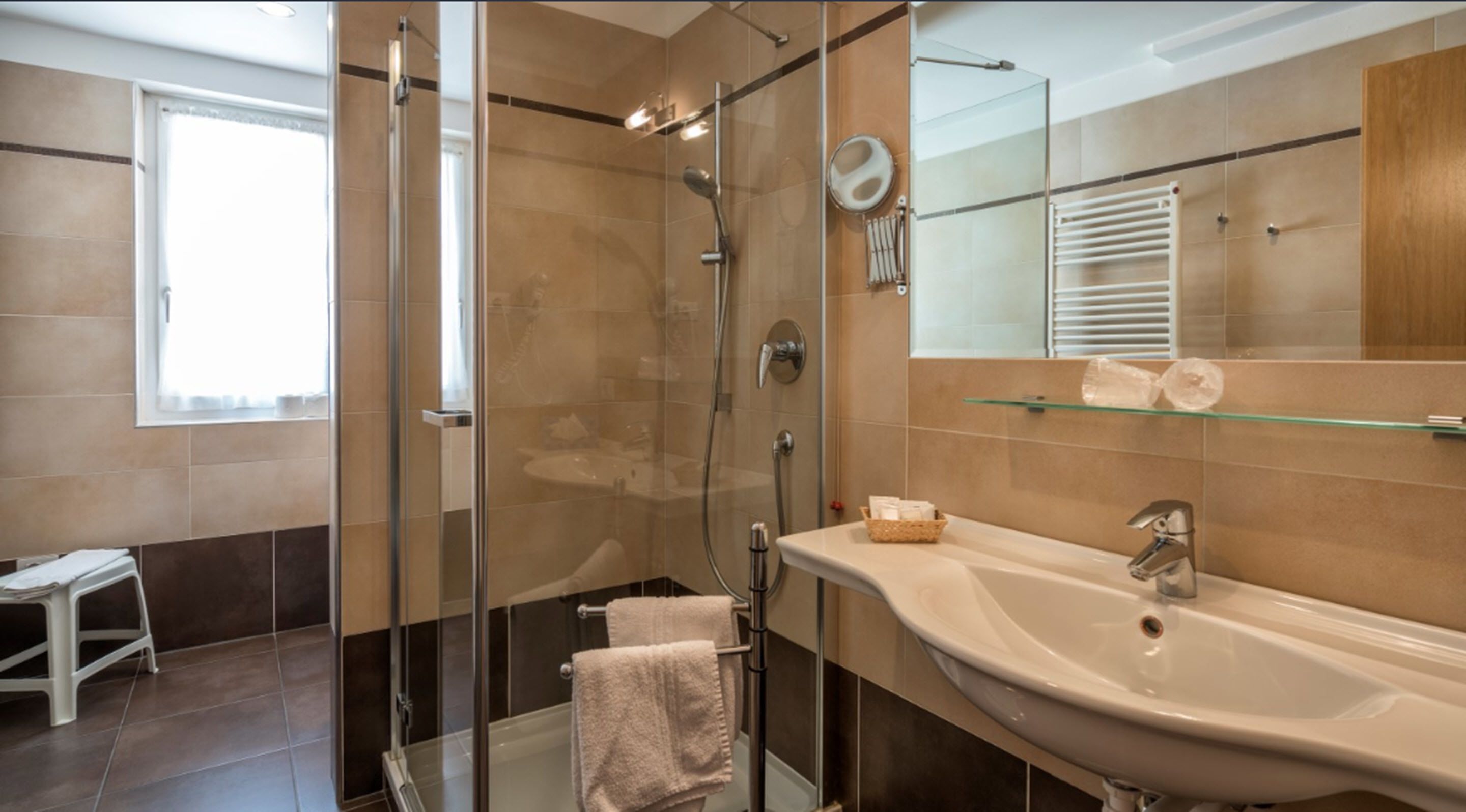 shower, free toiletries, hair dryer, bidet