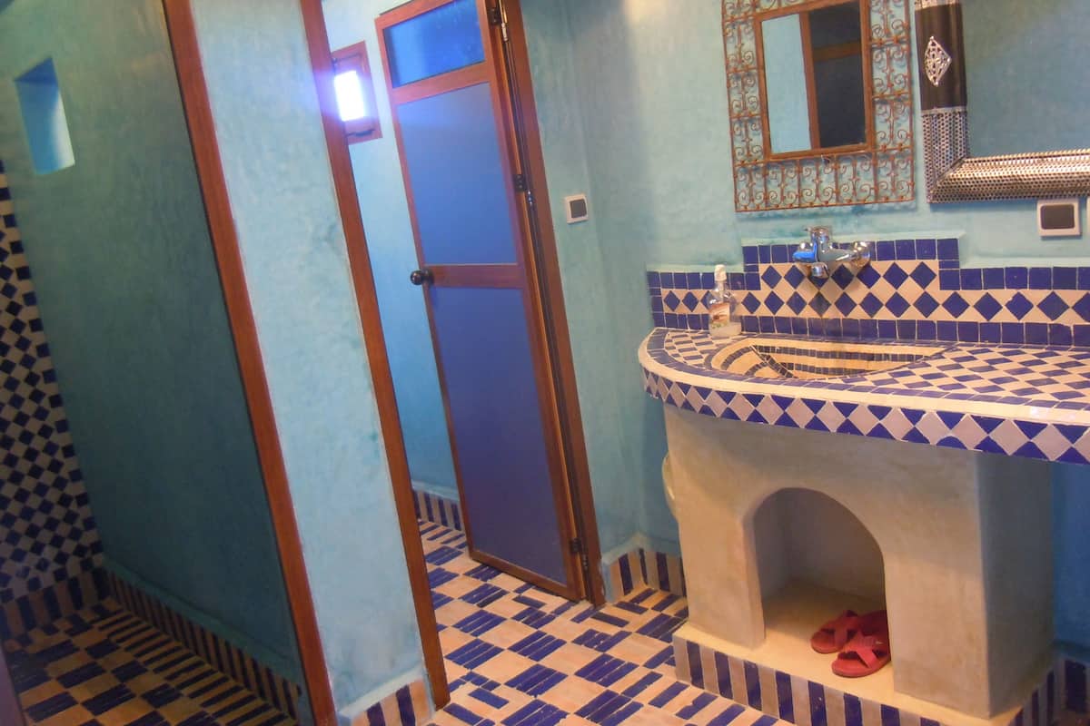 quadruple room | bathroom | shower, free toiletries, hair dryer, towels