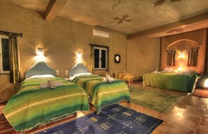 Vierpersoonskamer | Luxe beddengoed, verduisterende gordijnen, gratis wifi