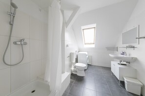 City Apartment, 2 Bedrooms (22) | Bathroom | Combined shower/bathtub, hair dryer, towels - Primeflats - Apartments near Prenzlauer Berg (Berlin)