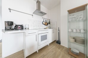 City-Apartment, 2 Schlafzimmer (23) | Eigene Küche | Kühlschrank, Mikrowelle, Herdplatte, Wasserkocher mit Kaffee-/Teezubehör