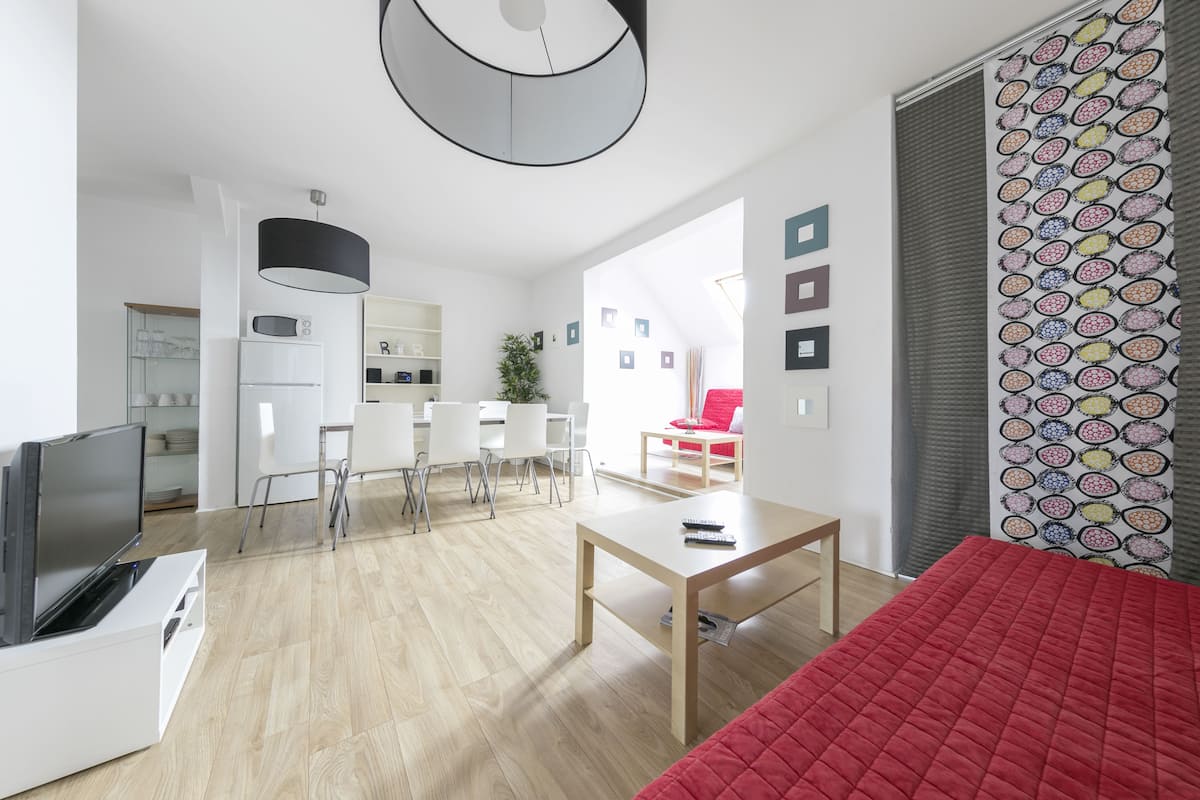 City Apartment, 2 Bedrooms (23) | Living room | Flat-screen TV