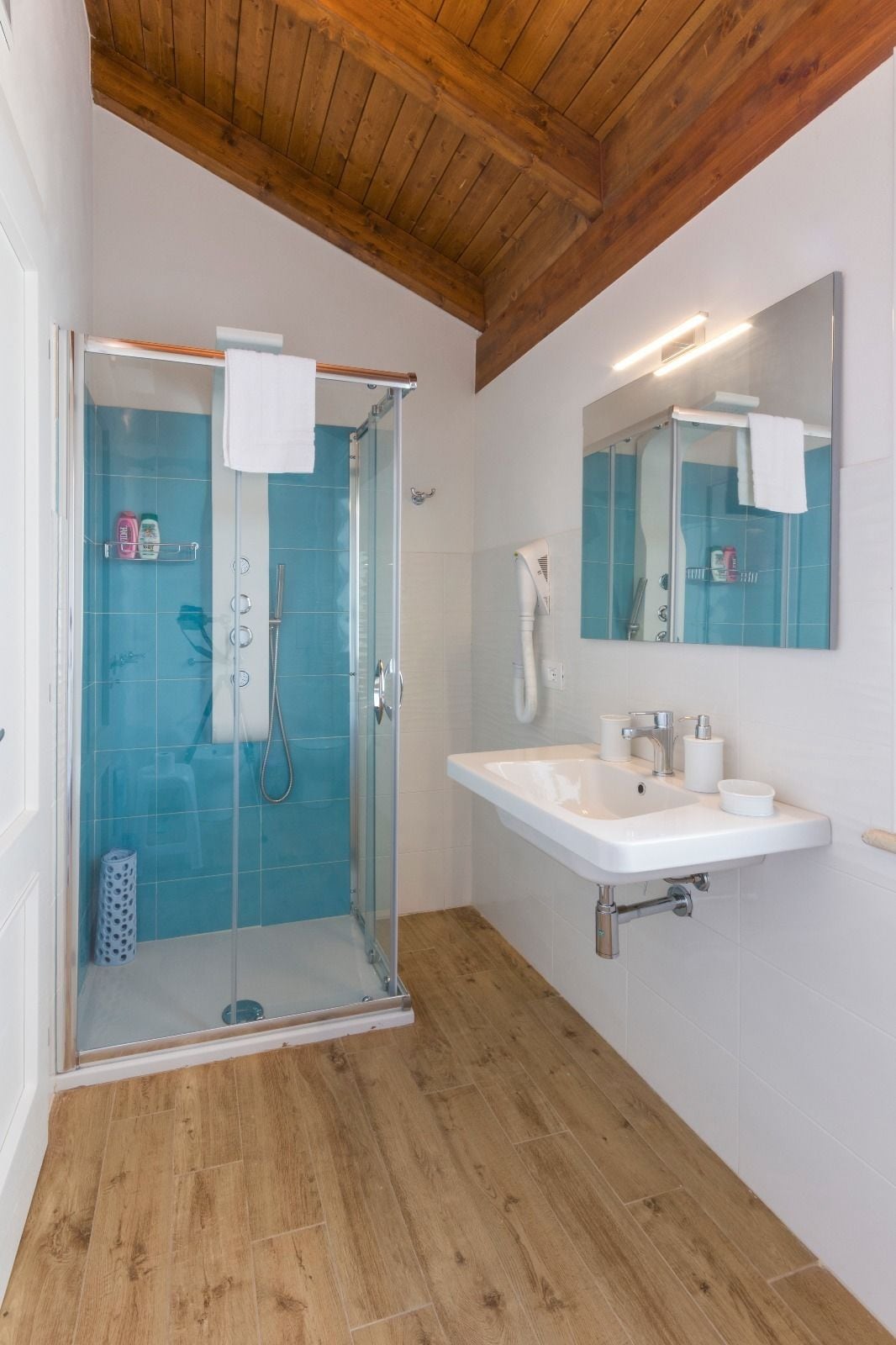 Superior-Zimmer, Balkon, Blick auf die Lagune | Badezimmer | Dusche, kostenlose Toilettenartikel, Haartrockner, Bademäntel