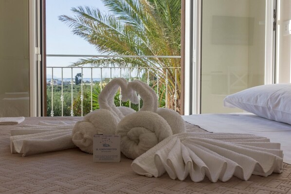 Chambre Panoramique, balcon, vue lagon | Literie de qualité supérieure, coffres-forts dans les chambres, bureau