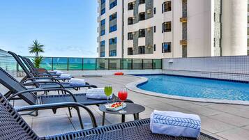 Piscina externa, espreguiçadeiras