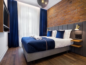 Superior Apartment, 3 Bedrooms, Balcony (9 Krasinskiego Avenue III) | Hypo-allergenic bedding, individually decorated, individually furnished - Tyzenhauz Apartments Superior (Kraków)