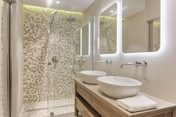 Apartment, 3 Bedrooms (Garncarska Street 5) | Bathroom | Hair dryer, towels - Tyzenhauz Apartments Superior (Kraków)