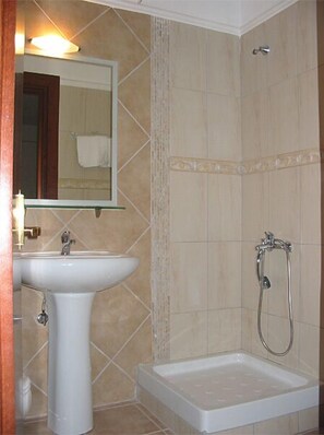 Classic Double or Twin Room | Bathroom | Shower, free toiletries, hair dryer, towels