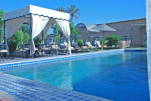 Outdoor pool, pool umbrellas, sun loungers - Chez Laila (Skoura)