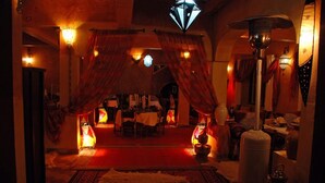يتم تقديم الإفطار والغداء والعشاء 