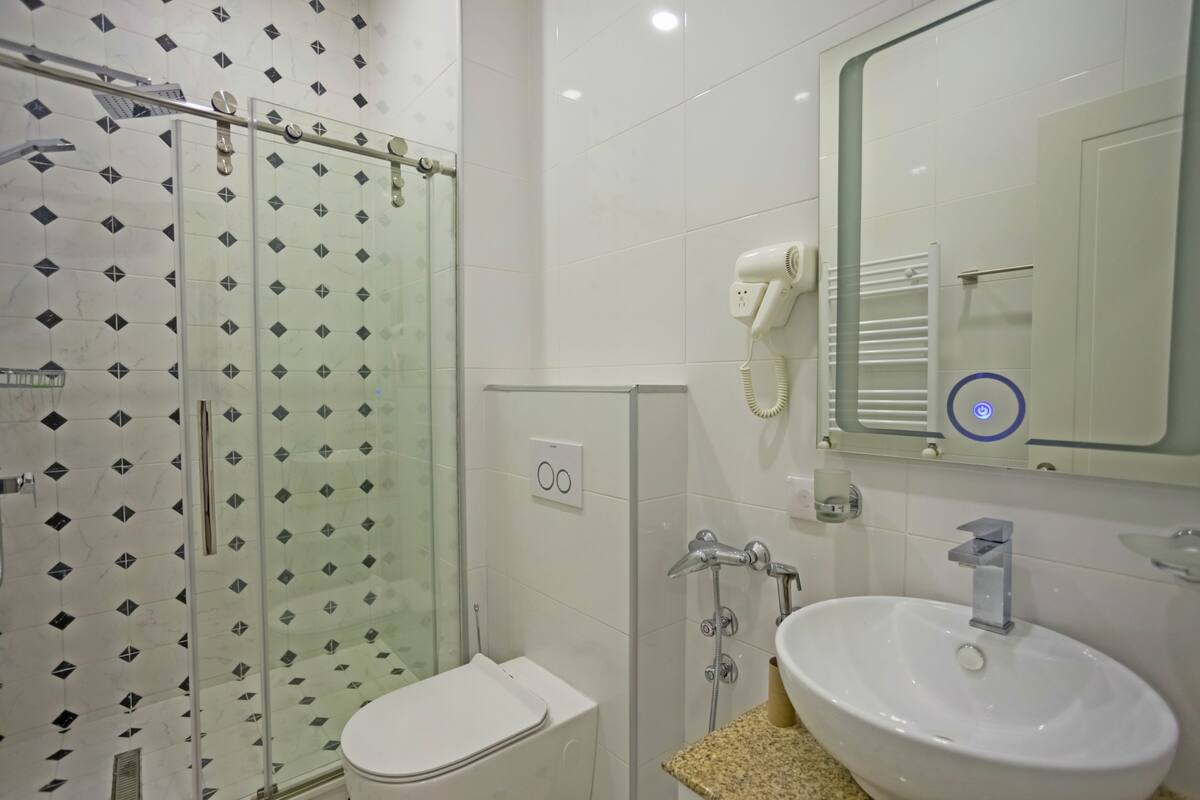 deluxe double or twin room, mountain view, mountainside | bathroom | shower, free toiletries, hair dryer, bathrobes