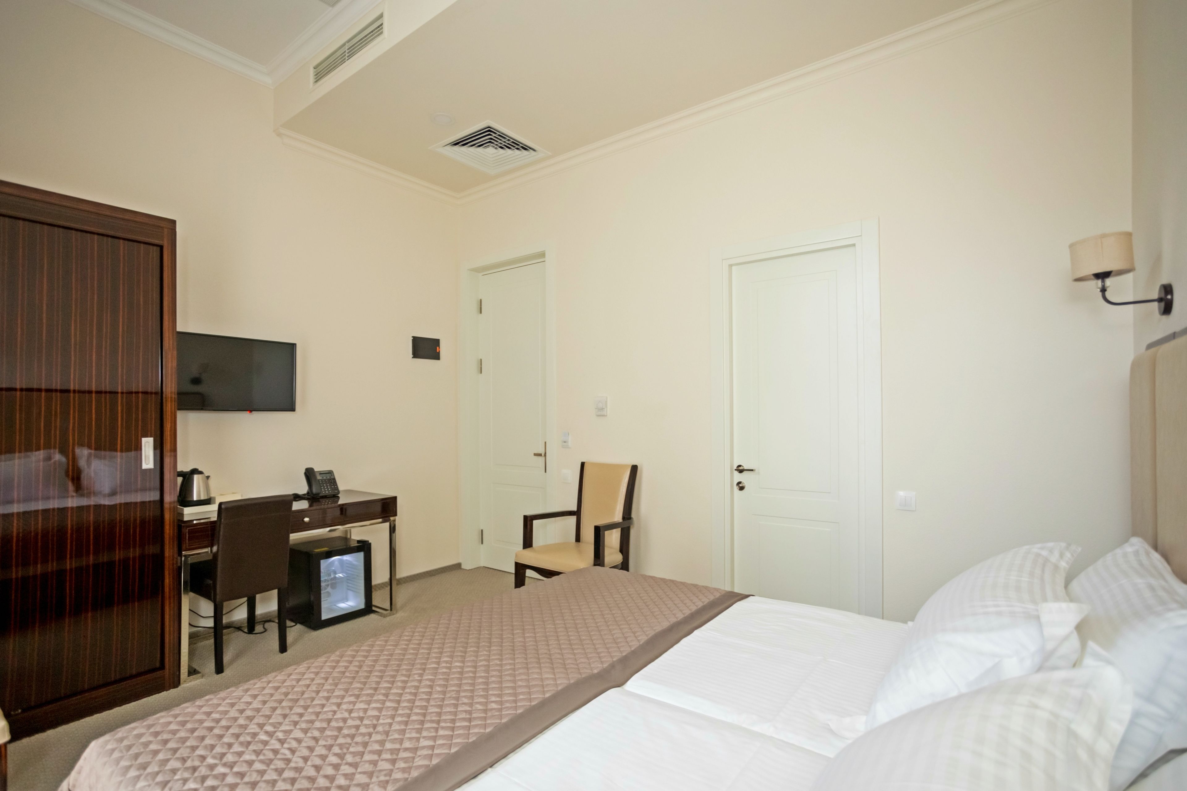 standard double or twin room | premium bedding, minibar, in-room safe, desk