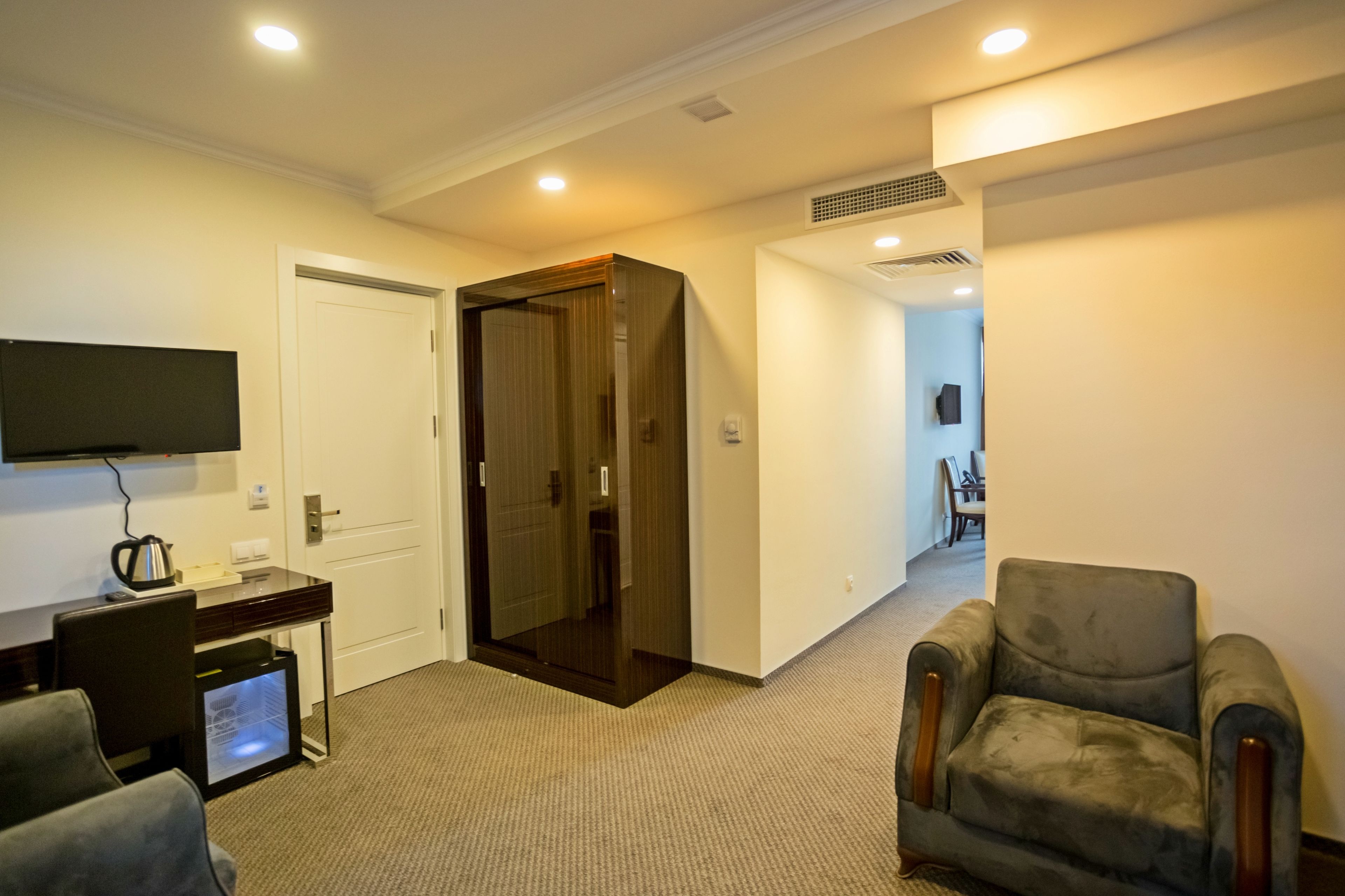 senior suite, mountain view, mountainside | living area | tv