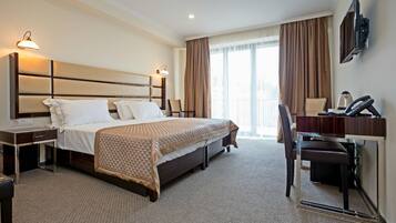 Deluxe kamer, 1 twee- of 2 eenpersoonsbedden, uitzicht op bergen, uitzicht op gebergte | 1 slaapkamer, luxe beddengoed, een minibar, een kluis op de kamer