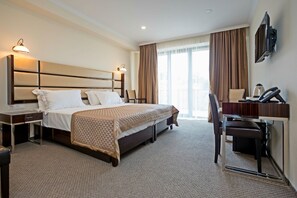 Dobbelt- eller tomannsrom – deluxe, fjellutsikt, ved fjell | Sengetøy av topp kvalitet, minibar, safe på rommet og skrivebord