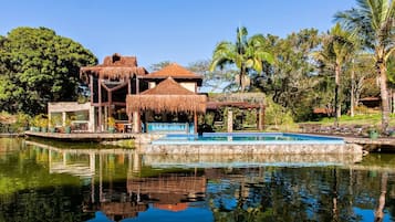 Piscina externa, guarda-sóis, espreguiçadeiras