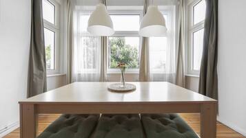 City Apartment, 1 Bedroom | In-room dining