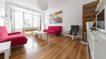 City-Apartment, 1 Schlafzimmer | Wohnbereich | Flachbildfernseher