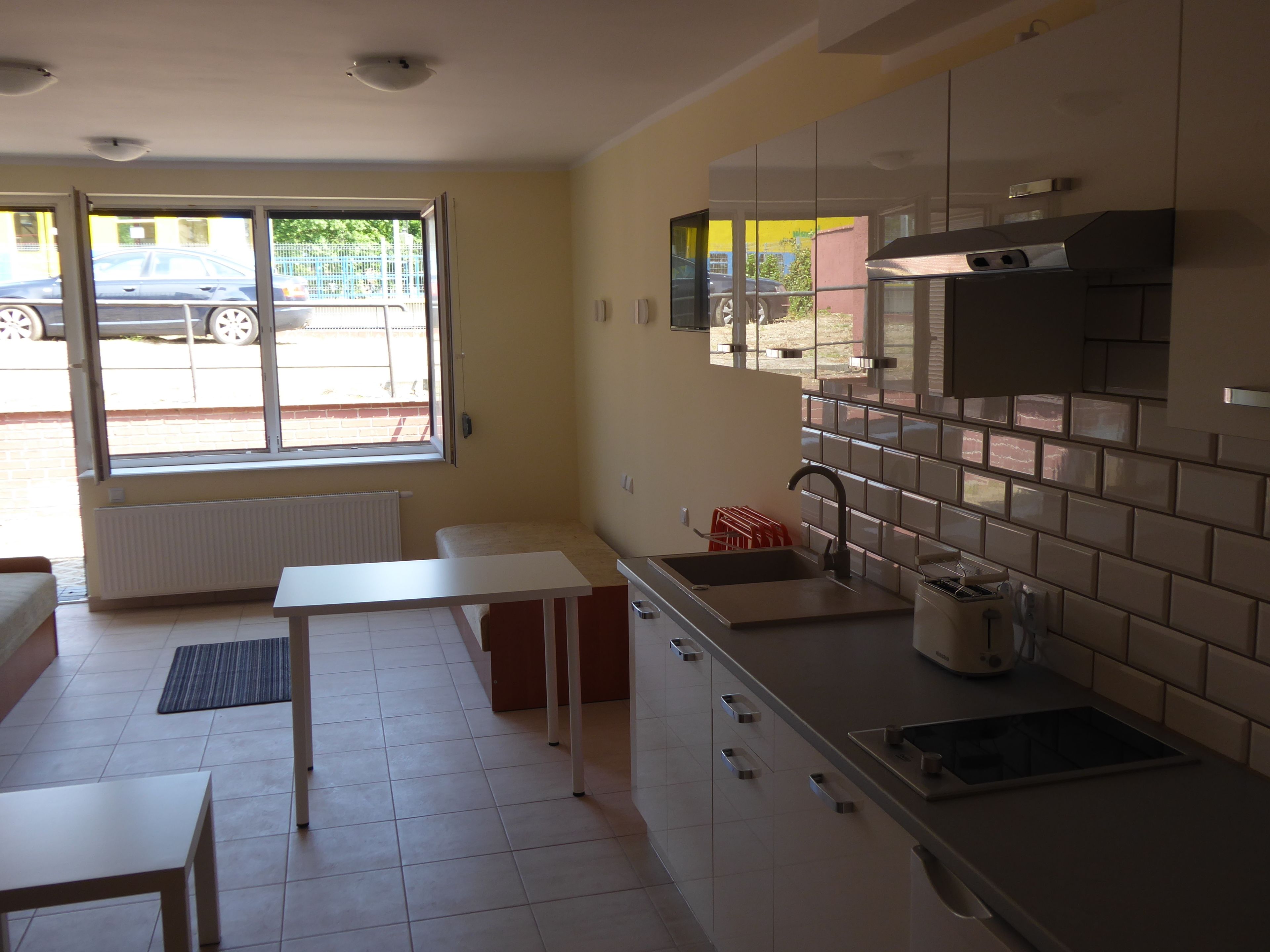 Studio | Privékitchenette | Een koelkast, een kookplaat, een waterkoker, kookgerei, borden en bestek