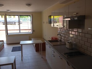 Estudio | Cocineta privada | Refrigerador, parrilla de estufa y tetera eléctrica 