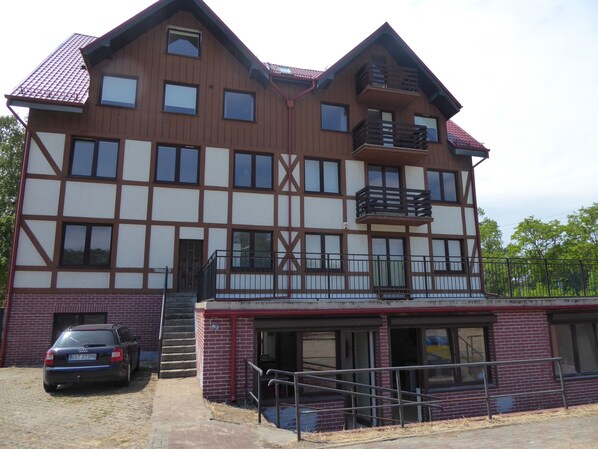 Vista frontal de la propiedad