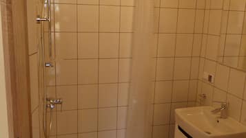 Economy Studio | Bathroom | Shower, towels