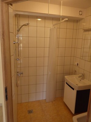 Studio | Bathroom | Shower, towels - Kantal Basement (Hel)