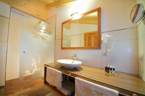 Deluxe-Chalet, 4 Schlafzimmer | Badezimmer | Dusche, kostenlose Toilettenartikel, Haartrockner, Bademäntel