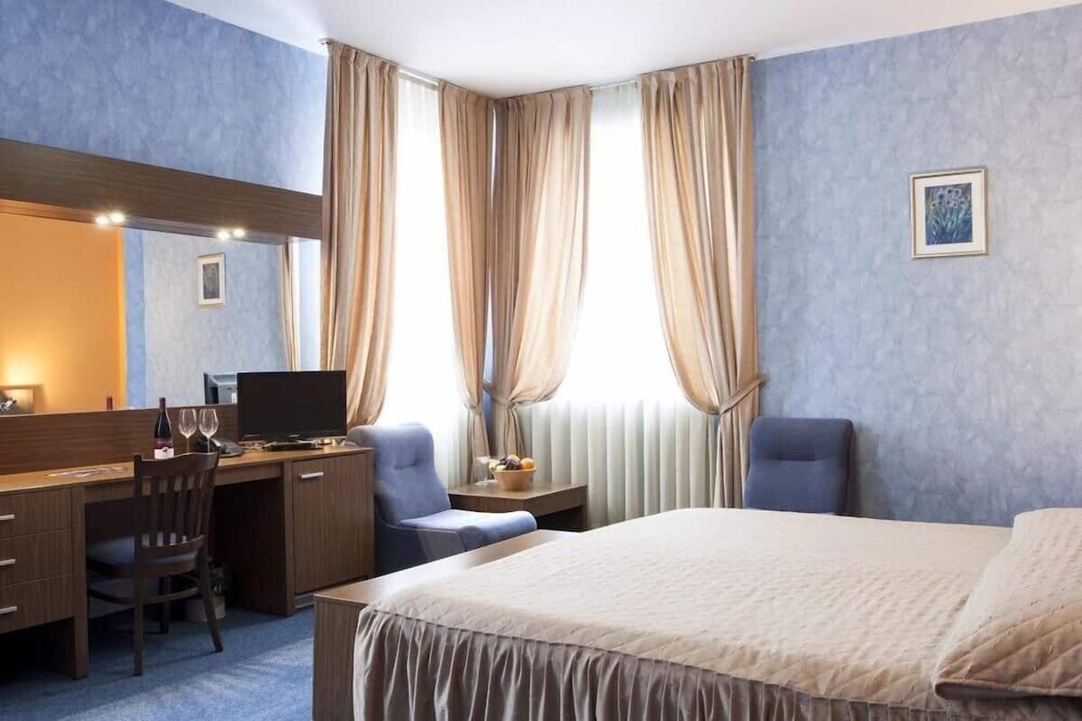 Estudio | Ropa de cama de alta calidad, minibar, caja fuerte y escritorio