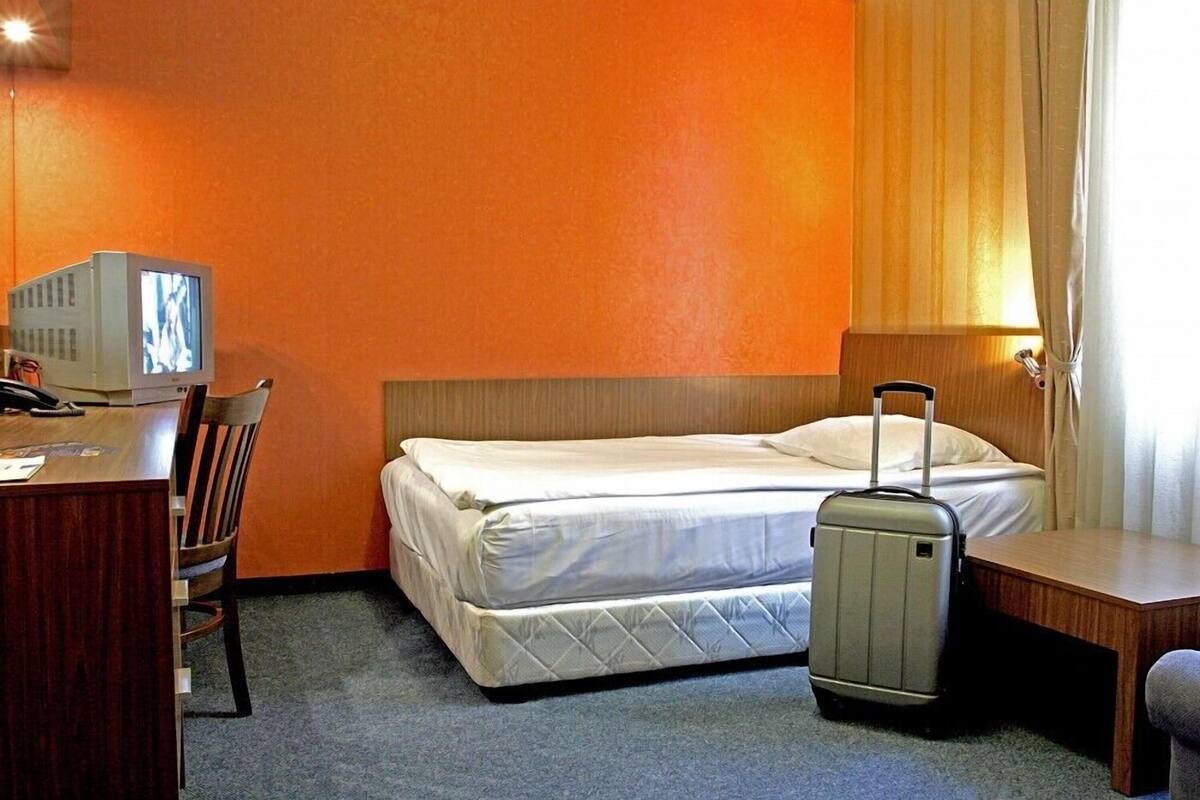 Ropa de cama de alta calidad, minibar, caja fuerte y escritorio