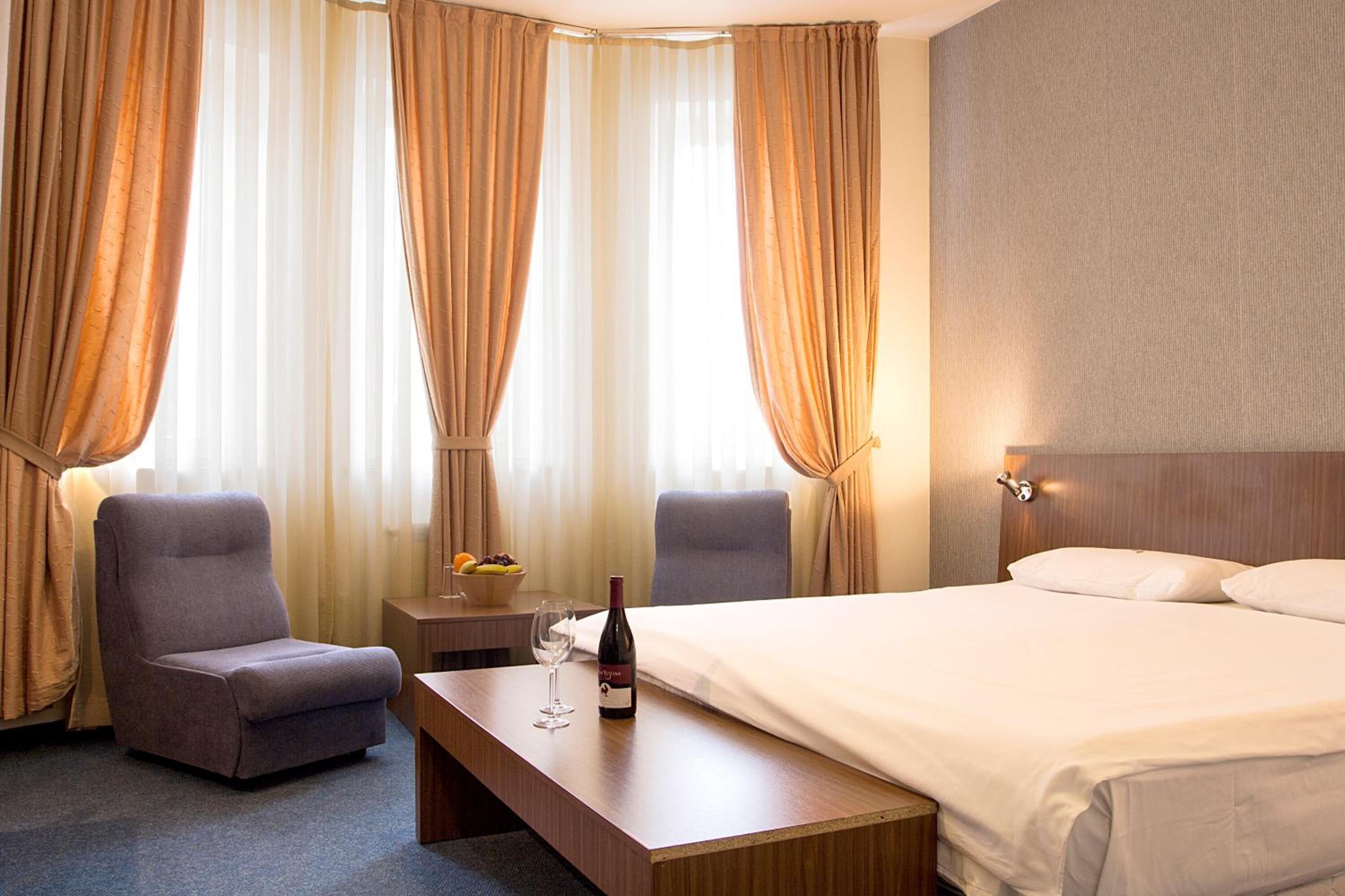 أغطية فراش متميزة وميني بار وخزنة داخل الغرفة ومكتب