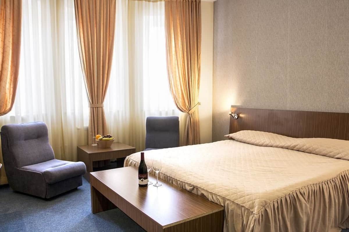 Ropa de cama de alta calidad, minibar, caja fuerte y escritorio