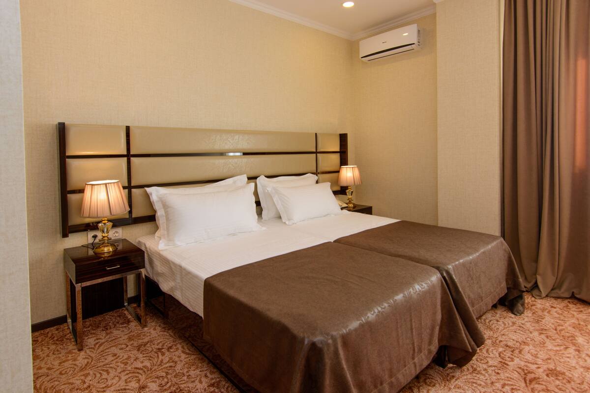 Deluxe Twin Room | Hypo-allergenic bedding, in-room safe, desk, soundproofing