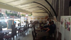 Breakfast, lunch, dinner served; local and international cuisine - Hôtel Farouk (Marrakech)