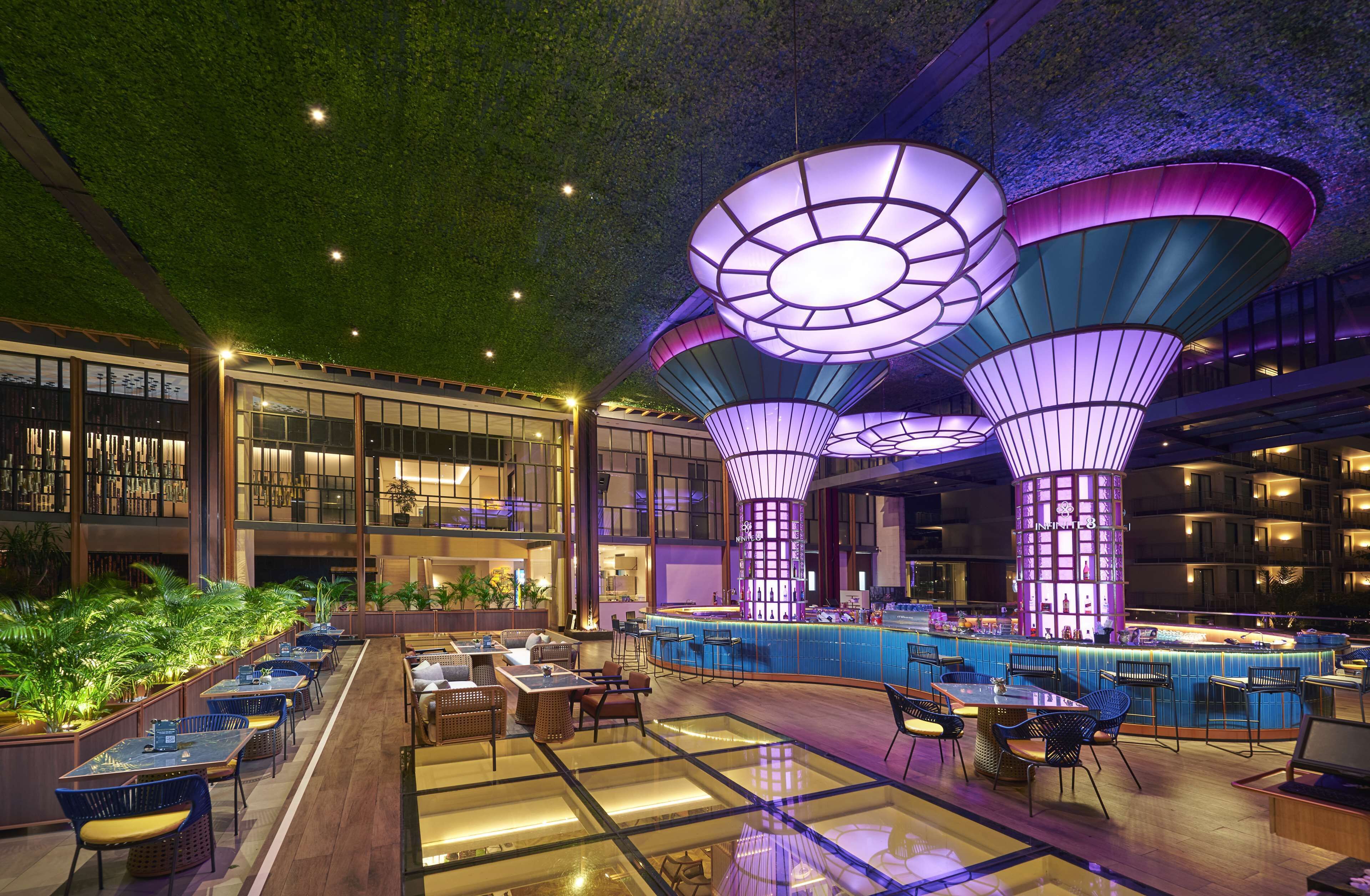 2 bars/lounges, rooftop bar
